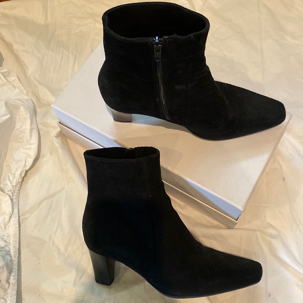 La Canadienne Black Suede w/ lining.
